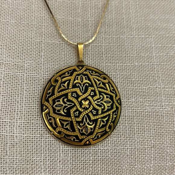 🫶🏼Gold and Black Pendant with adjustable gold tone chain - Picture 2 of 4